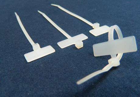 Abraçadeiras identificáveis da Guinner em nylon branco, com tag para marcação de cabos e fios