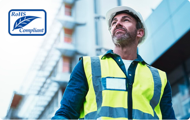 Técnico trabalhando em um projeto de soluções para industriais.
