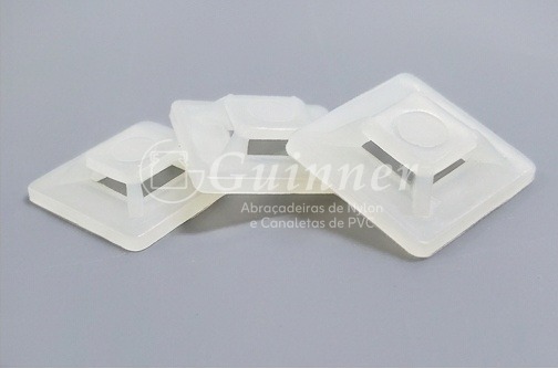 Fixador Sem Adesivo Guinner – detalhe da passagem para a Abraçadeira de Nylon